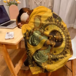 Manta Espiritual Oshún Orisha – Flannel Throw con Diseño Yoruba - Imagen 4
