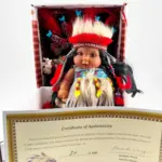 Muñeco Indio con Accesorios – Representación Espiritual de Protección, Guía y Sabiduría Ancestral - Imagen 3
